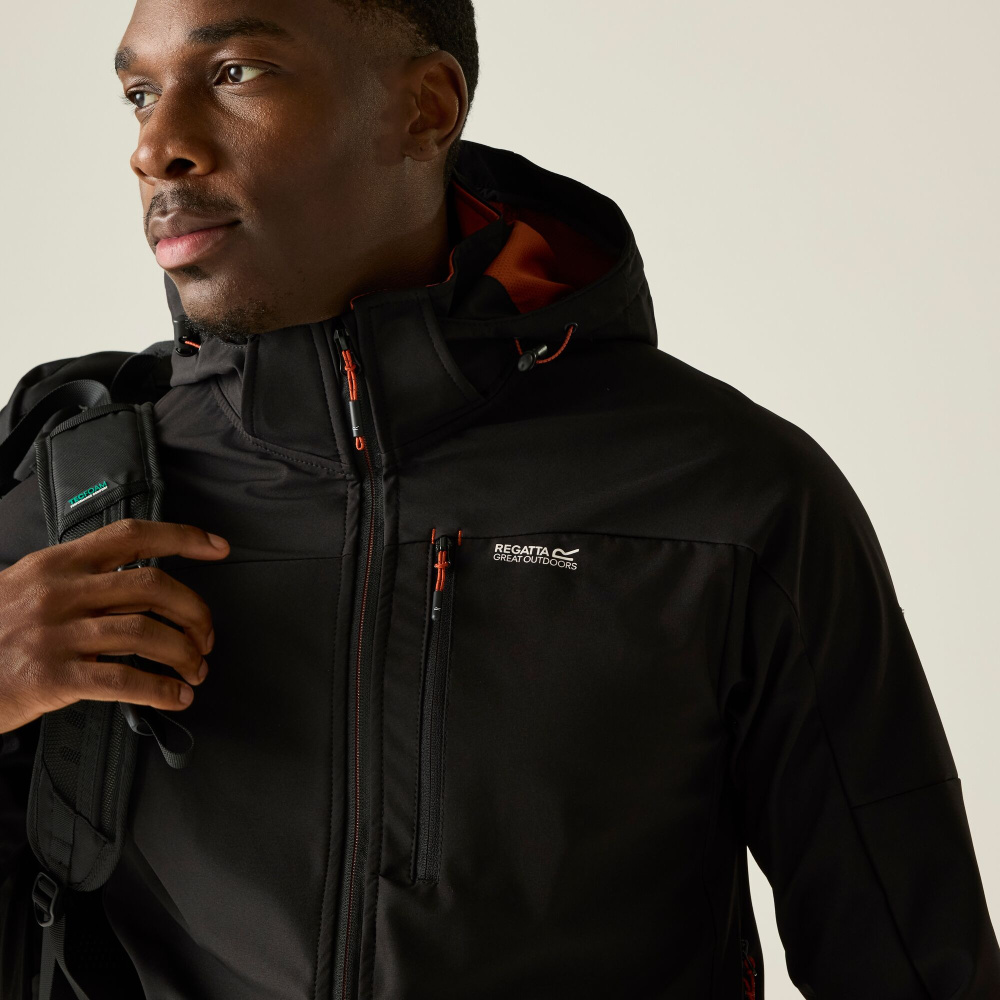 detail REGATTA Arana schwarze Damen-Softshell-Outdoorjacke, Wassersäule 15.000 mm
