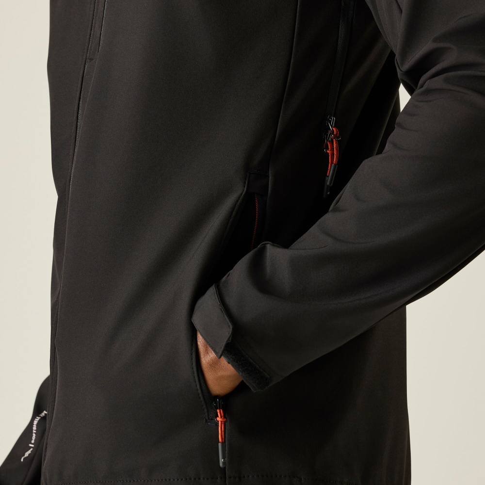 detail REGATTA Arana schwarze Damen-Softshell-Outdoorjacke, Wassersäule 15.000 mm
