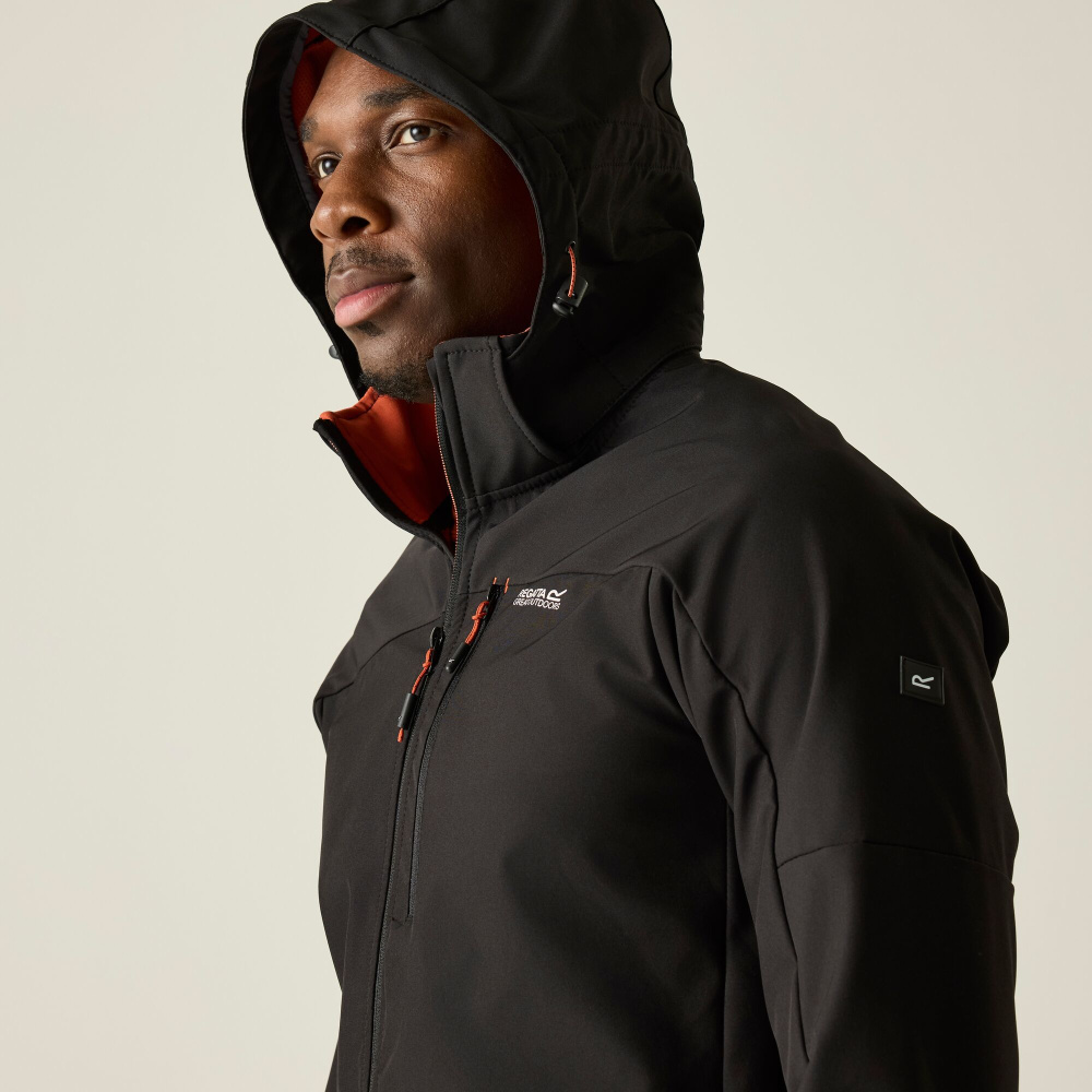 detail REGATTA Arana schwarze Damen-Softshell-Outdoorjacke, Wassersäule 15.000 mm