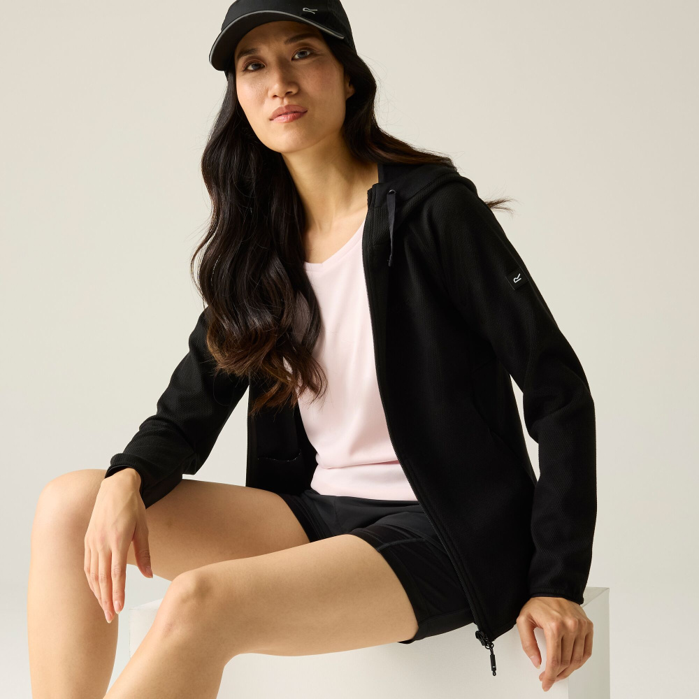 detail REGATTA Nayna schwarze Damen-Outdoorjacke mit Kapuze, modern und bequem
