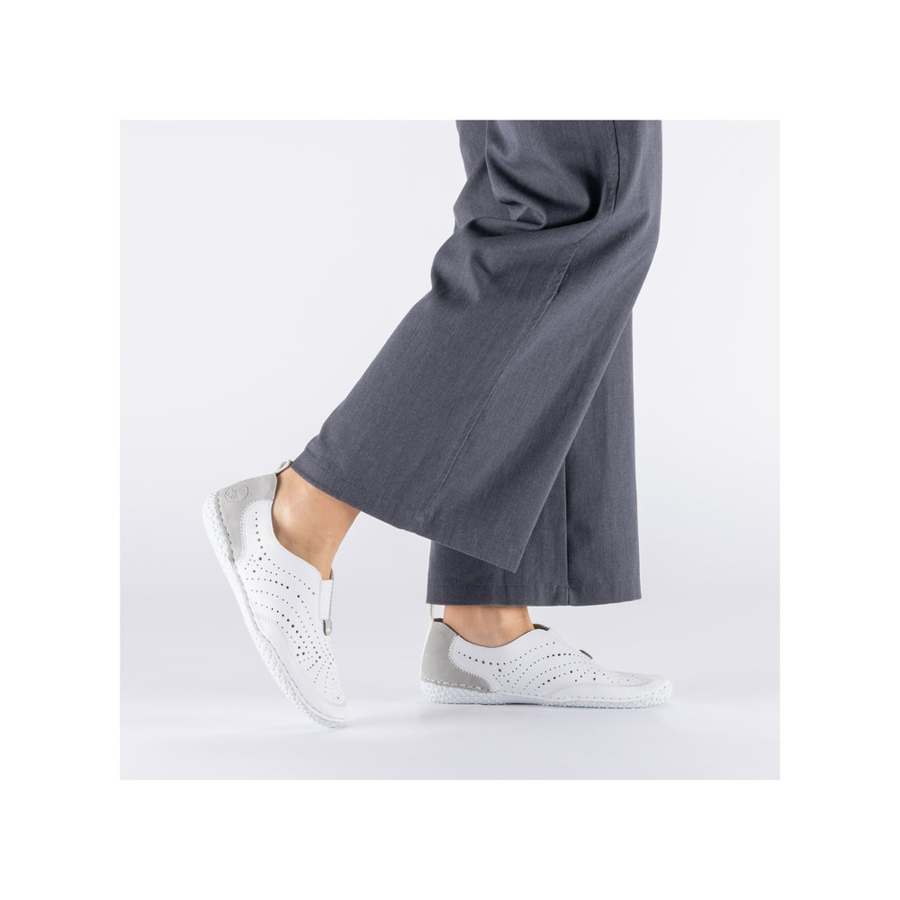 detail RIEKER 43663-80 weiße Damen Leder-Sommermokassins, bequem und atmungsaktiv