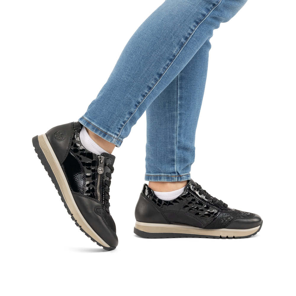 detail RIEKER 49003-01 schwarze Damen-Ledersneaker, zeitloses Design