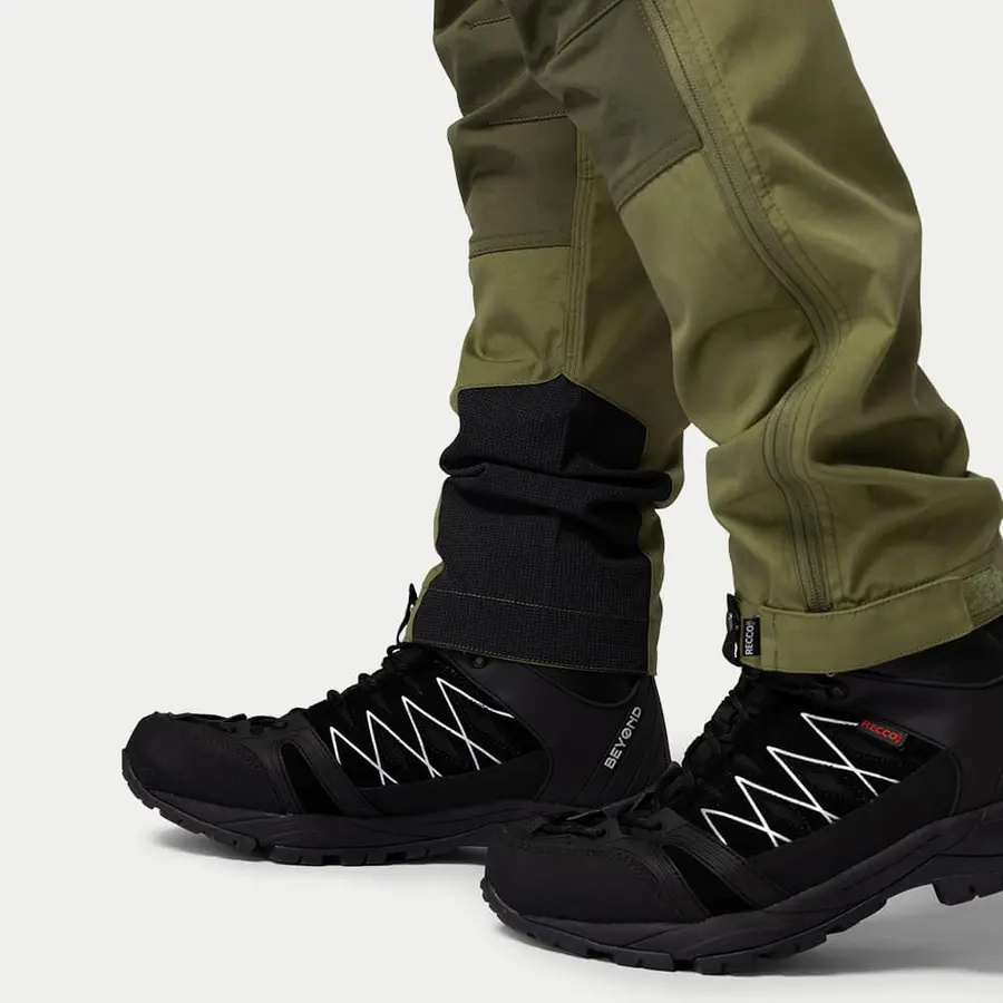 detail Beyond Nordic Sweden grüne Herren Outdoorhose stretch bequem wasserabweisend