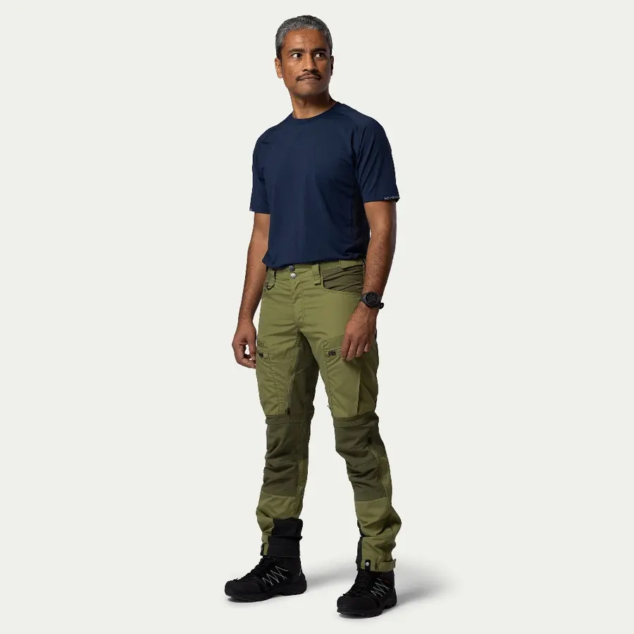 detail Beyond Nordic Sweden grüne Herren Outdoorhose stretch bequem wasserabweisend