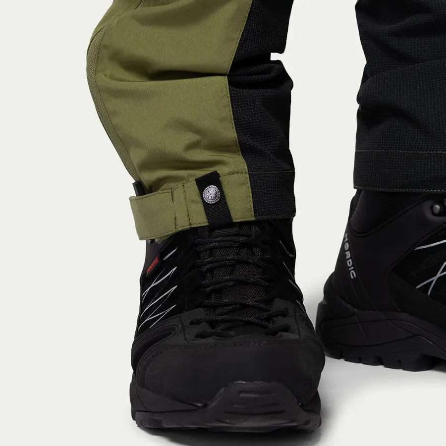 detail Beyond Nordic Sweden grüne Herren Outdoorhose stretch bequem wasserabweisend