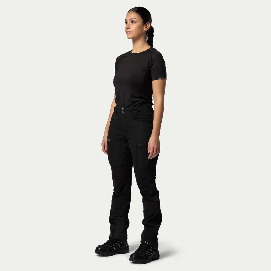 detail Beyond Nordic Sweden schwarze Damen Outdoorhose stretch bequem wasserabweisend