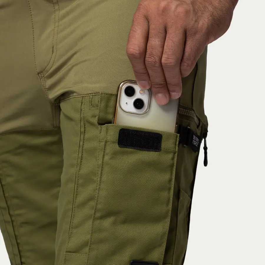 detail Beyond Nordic Sweden grüne Herren Outdoorhose stretch bequem wasserabweisend